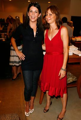 Lauren_Graham_Cosmopolitans_Fun_Fearless_Shopping_Night_07-11-2007_03.jpg