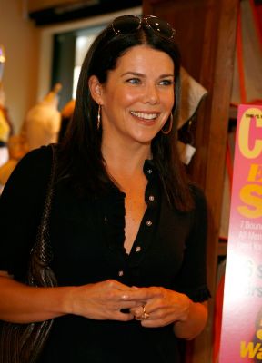 Lauren_Graham_Cosmopolitans_Fun_Fearless_Shopping_Night_07-11-2007_08.jpg