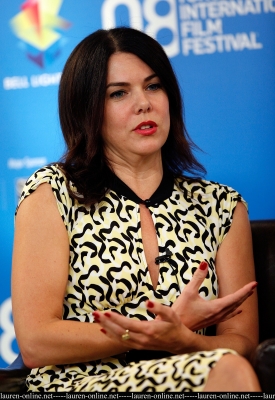 Lauren_Graham_-_Flash_of_Genius_press_conference_02.jpg