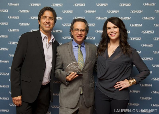 The Substance Abuse and Mental Health Services Administration (SAMHSA) recognizes NBC's "Parenthood" writer and producer Jason Katims (center)--pictured with stars Ray Romano and Lauren Graham--with a Career Achievement Award for his efforts to educate television audiences about the experiences of people dealing with behavioral health challenges and their journeys to recovery at the 2014 Voice Awards, held on the UCLA campus. (PRNewsFoto/SAMHSA)
